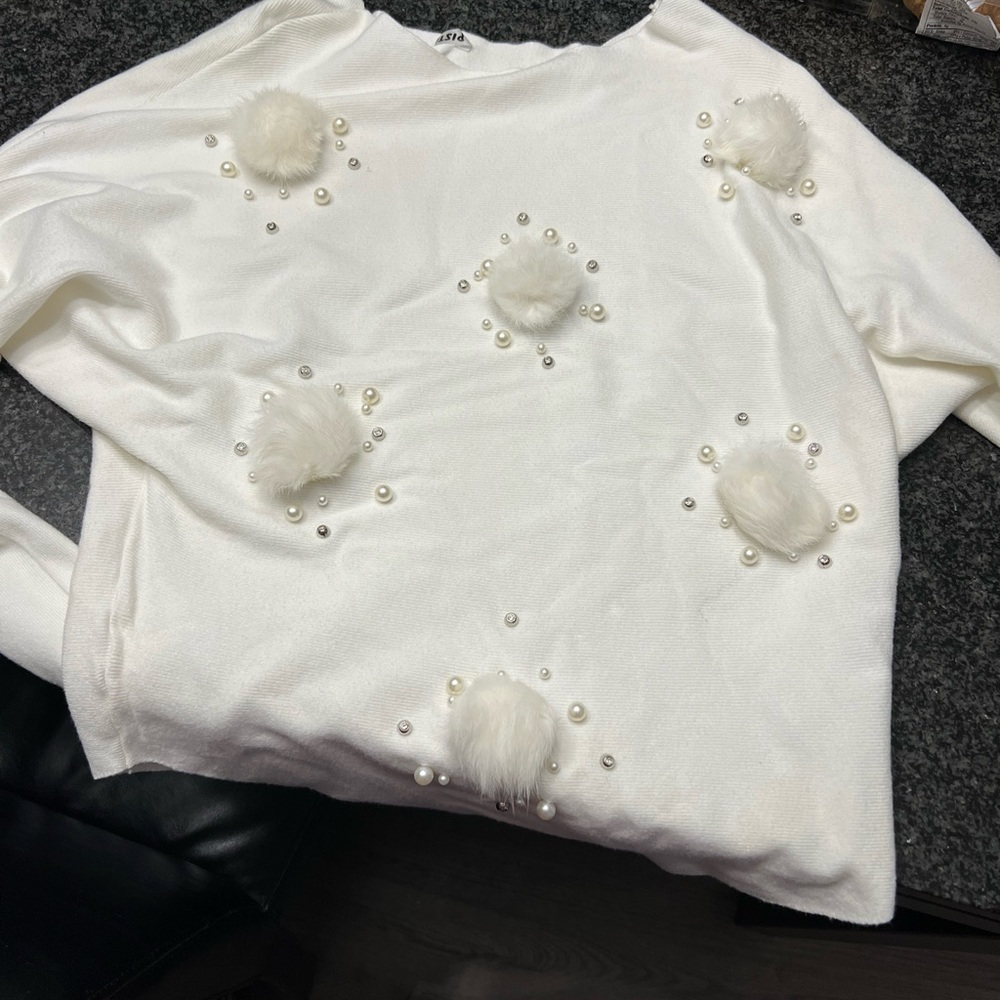 Pon pon white  Women sweater.